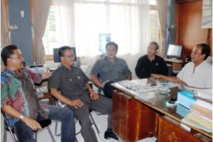 Sejumlah anggota dewan bercengkrama seusai penetapan ketua pansus.